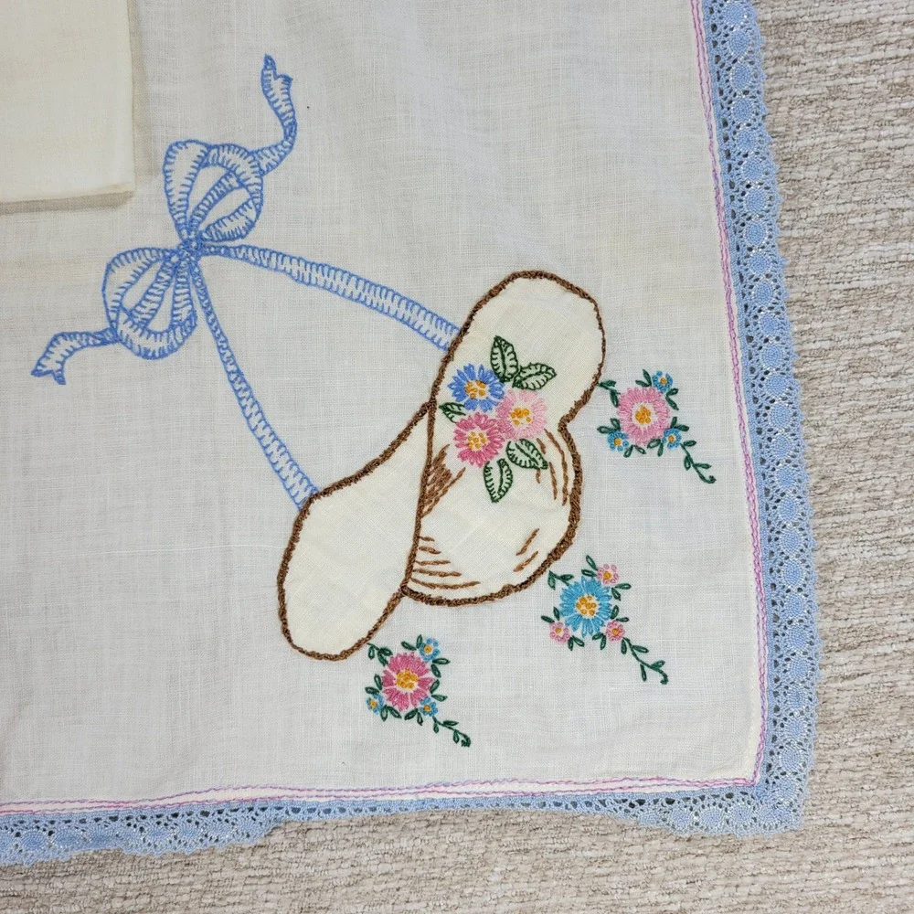 Vintage Embroidered Linen Tablecloth 4 Napkins Floral Hat Blue Lace Handmade Set